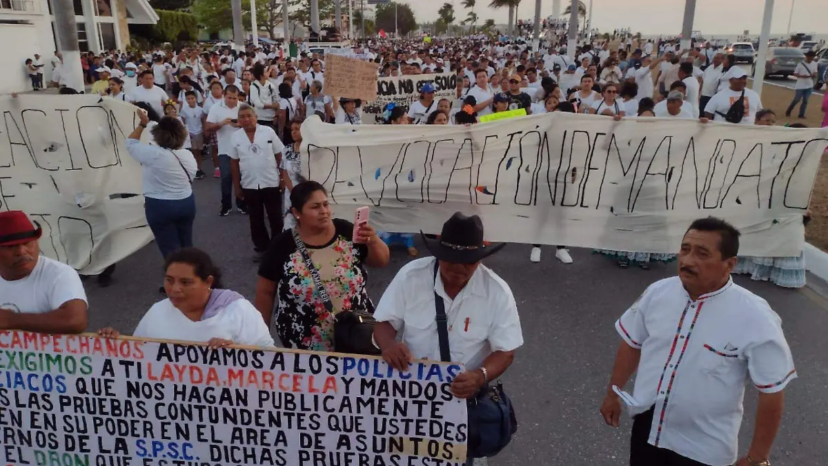 Marcha a favor de policias en Campeche